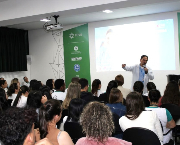 Representante do Coren ministra palestra no Col�gio Jo�o Paulo II